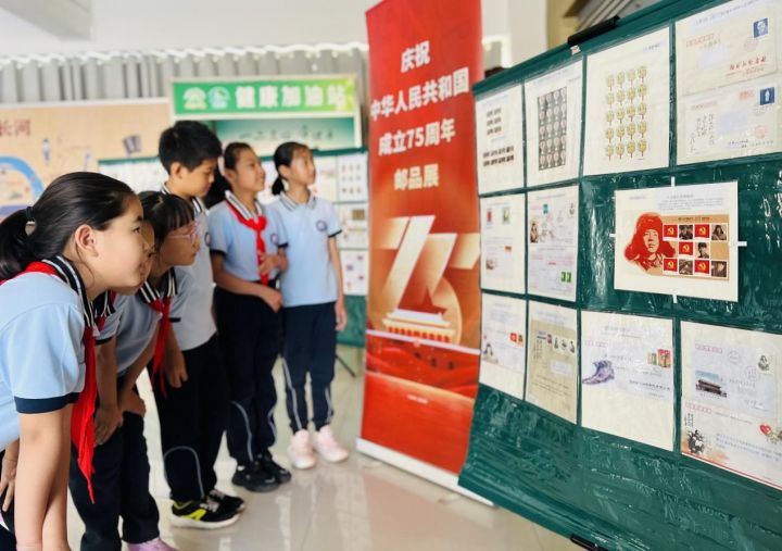 威海市北竹島小學(xué)舉行“方寸伴我行，祖國(guó)在心中”紅色主題郵展